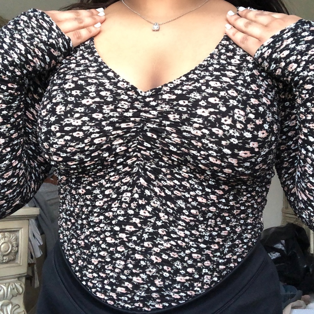 Black floral print long sleeve ruched top